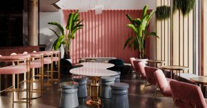 На Арбате открылся двухэтажный французский ресторан Jacqueline в стиле Парижа 60-х