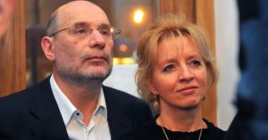 Басманный суд арестовал счета жены Акунина* Эрики Чхартишвили на 6 млн рублей