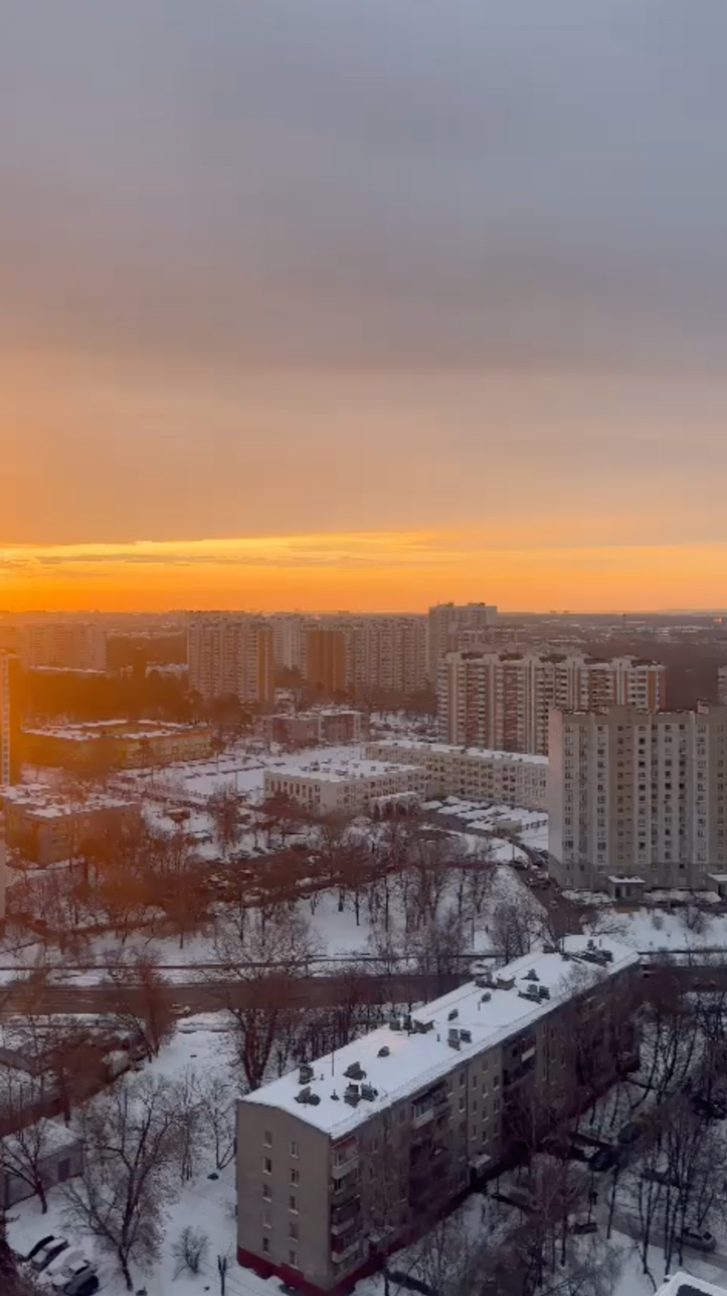 Вот такой огненный рассвет снимали москвичи сегодня утром - Москвич Mag