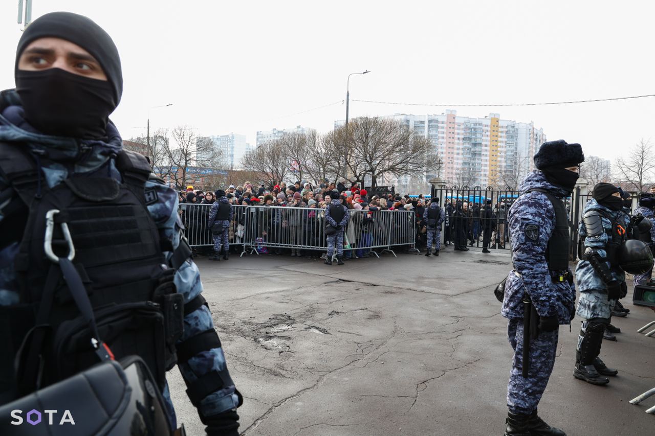 Тело Алексея Навального занесли в храм на отпевание - Москвич Mag