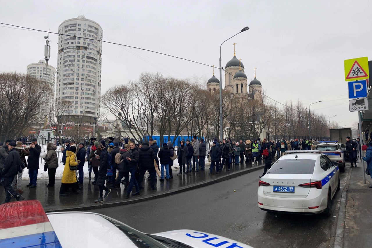 Тело Алексея Навального занесли в храм на отпевание - Москвич Mag