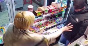 Героиня дня — продавщица в магазине в Кузьминках, которая обезвредила грабителя с ножом