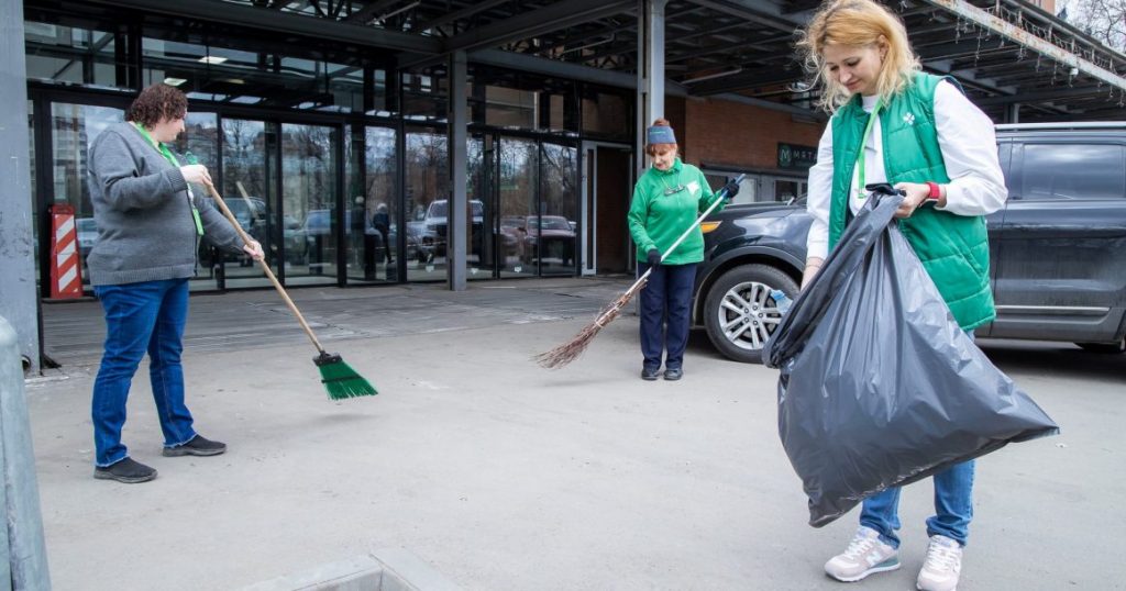 «Перекресток» провел субботник во всех магазинах сети