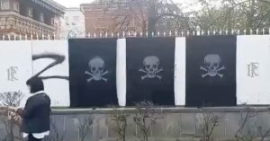 На ограде посольства Франции появились черепа с костями