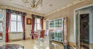Посмотрите на самую дорогую квартиру в дореволюционном доме Москвы за 950 млн рублей