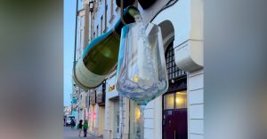 Московская студия графики «установила» огромную бутылку рислинга возле бара «Крым» на Покровке
