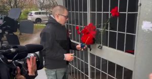 К месту гибели москвича в Люблино несут цветы и свечи