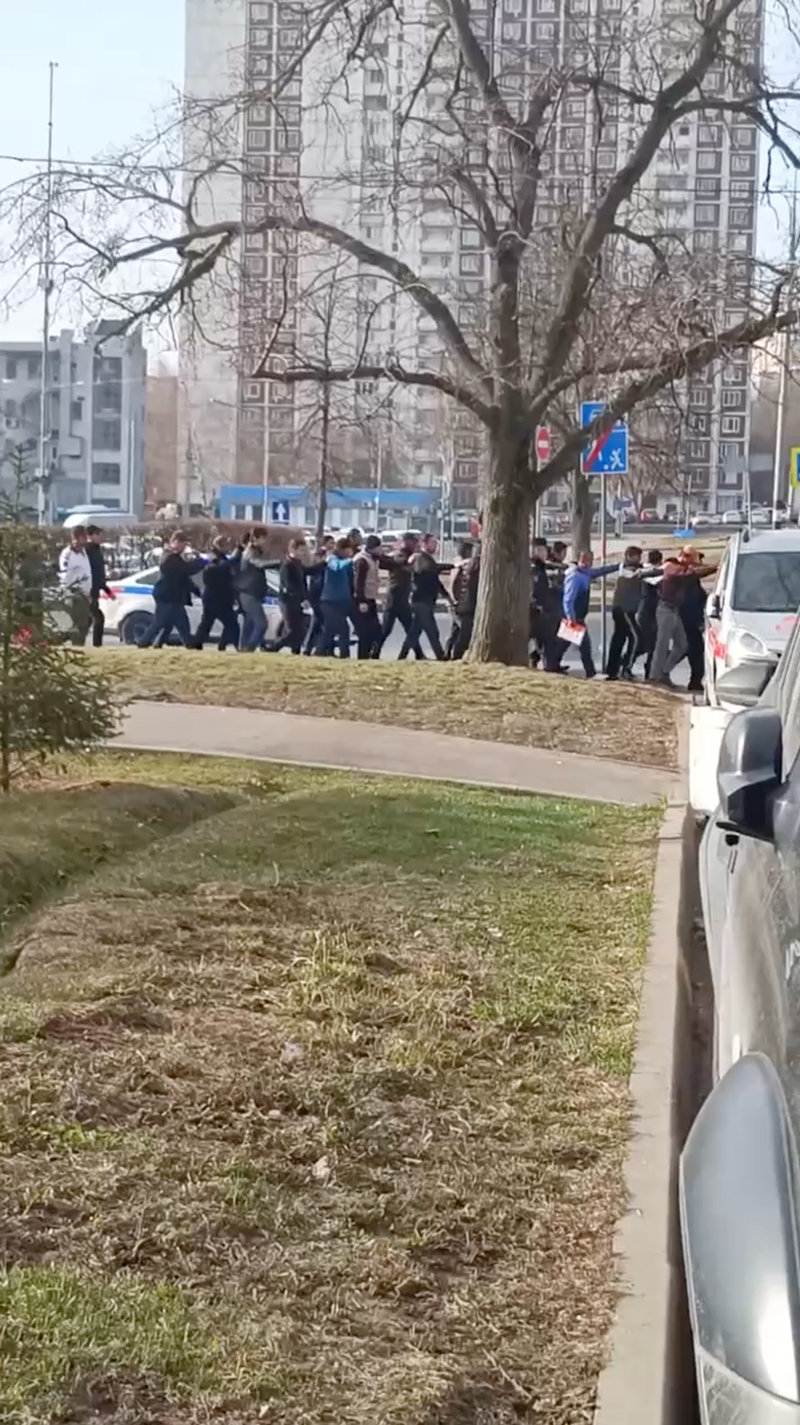 В Москве снова видели мигрантов, марширующих толпой под надзором  полицейских - Москвич Mag