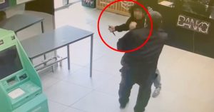 В Свиблово мужчина с ножом набросился на охранника магазина
