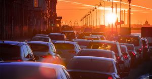 Через десять лет скорость на московских дорогах снизится до 13 км/ч — самокаты ездят быстрее