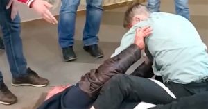 Мужчине выстрелили в лицо в ТЦ на юге Москвы