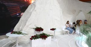 Москвичи несут цветы к стенду Белгородской области на выставке «Россия» в память о погибших