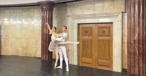 На «Курской» танцуют балет для пассажиров