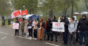 У посольства Германии на Мосфильмовской собрались люди с плакатами «Нет фашизму»