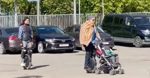 В Москве заметили пару на моноколесах, гуляющую с ребенком в коляске