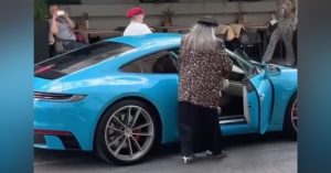 На Патриарших заметили бабушек на Porsche 911