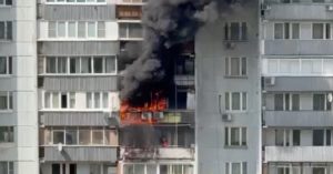 На Ленинском проспекте загорелся многоэтажный дом