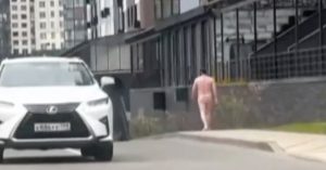 В Прокшино по ЖК разгуливает голый мужчина