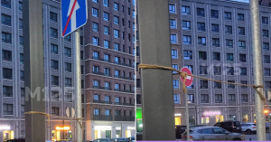 В Дегунино дорожный знак привязали веревкой, чтобы не упал