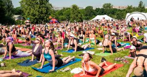В Дне йоги в Царицыно приняли участие 1700 человек — это рекорд