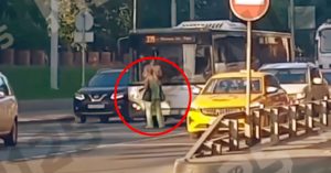 Девушка на Можайском шоссе перекрыла дорогу автобусу, в который не успела сесть