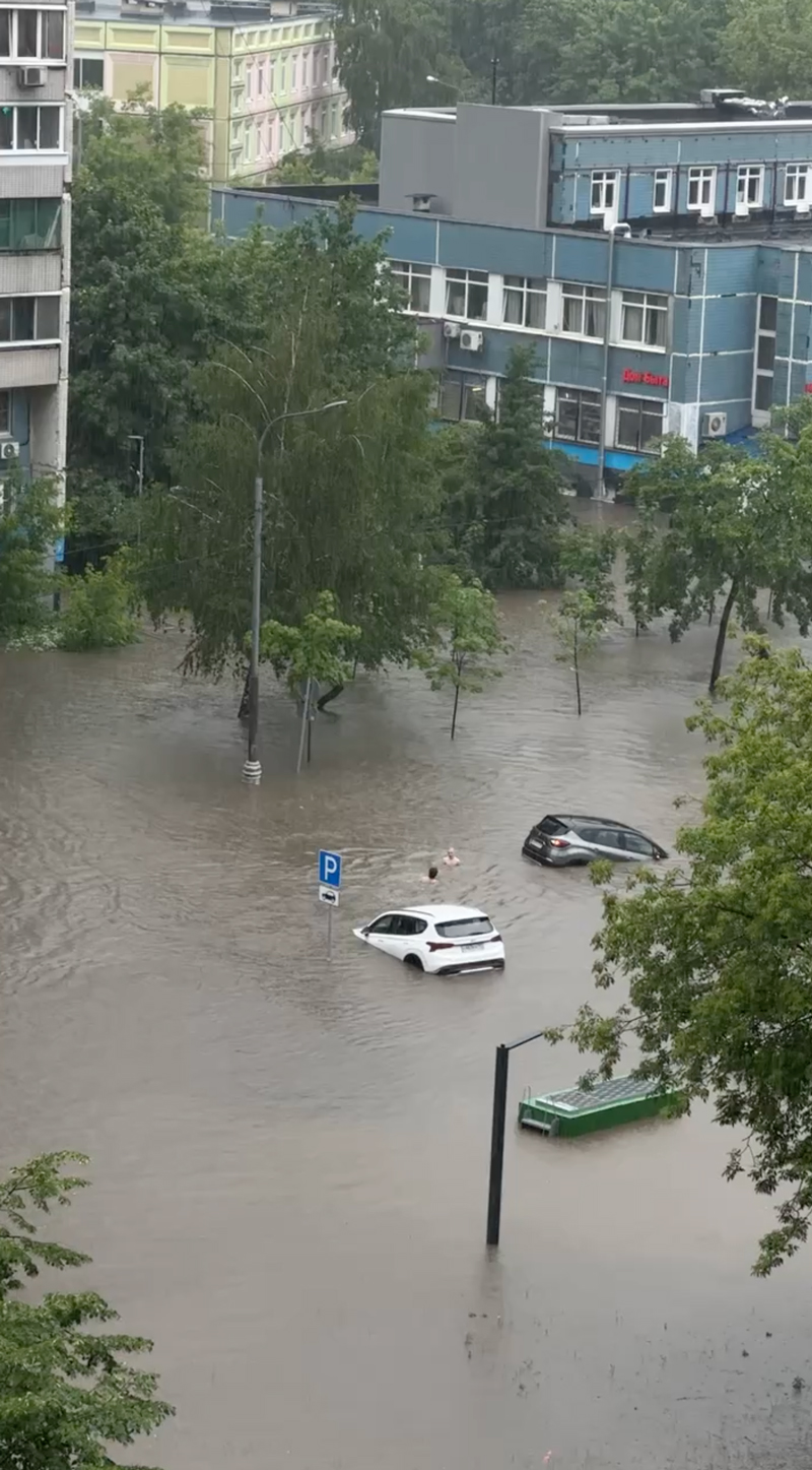 Москву снова затопило: по улицам плавают люди, машины и автобусы - Москвич  Mag