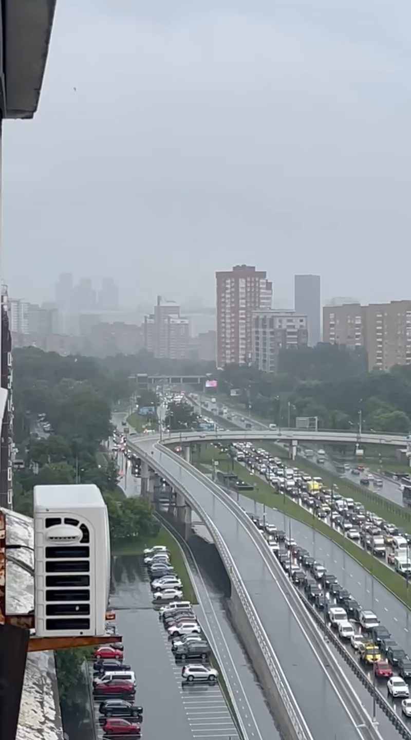 Москву снова затопило: по улицам плавают люди, машины и автобусы - Москвич  Mag