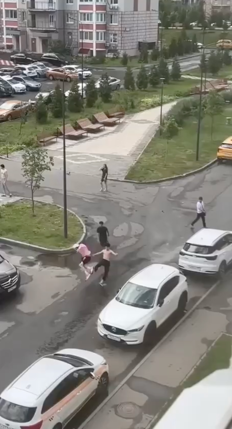 В Щербинке парня избили из-за розовой футболки - Москвич Mag