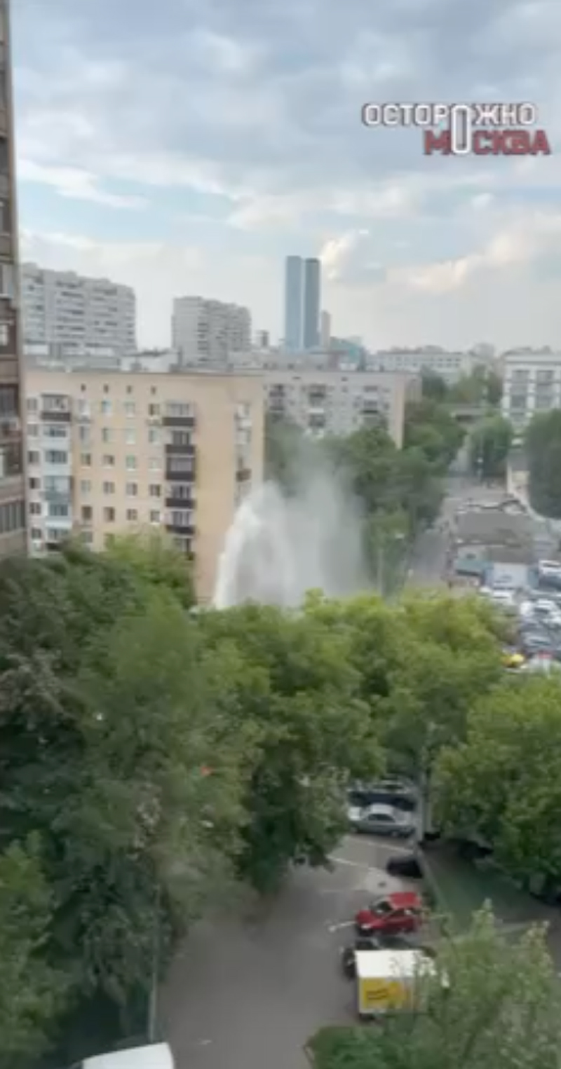 Фонтан высотой в несколько этажей хлещет во дворе жилого дома в Савеловском  - Москвич Mag