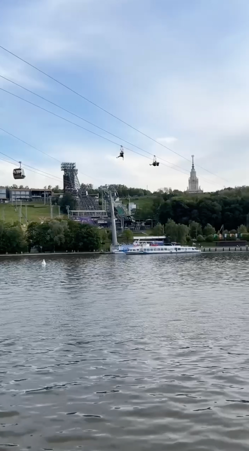 Фото дня: курьеры развозят заказы на зиплайнах на Воробьевых горах -  Москвич Mag