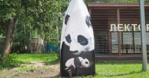 В парке «Кузьминки» установили арт-объект с пандами Диндин и Катюшей