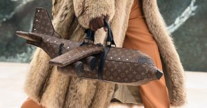 Сумка-самолет от Louis Vuitton за 5,5 млн появилась в продаже в ЦУМе