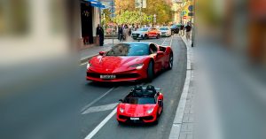 На Патриарших ездила Ferrari с «ребенком» Lamborghini