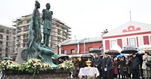 Памятник генерал-губернатору Романову и его жене открыли у метро «Третьяковская»