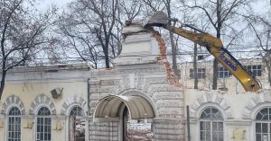 На Комсомольской площади снесли Товарную контору Петербурго-Московской железной дороги