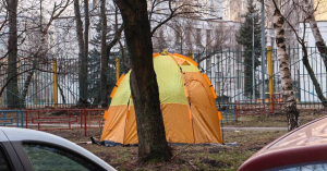 К потеплению: житель Орехово-Борисово поселился на улице в палатке