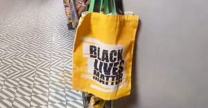 В «Пятерочке» появились шоперы Black Lives Matter