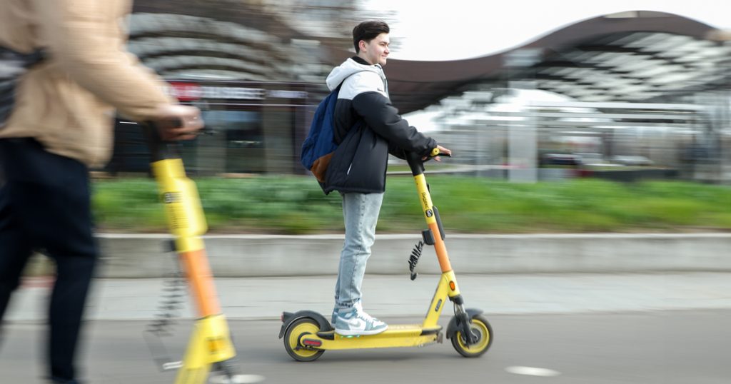 С сегодняшнего дня скорость всех прокатных самокатов в Москве снизили до 20 км/ч