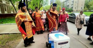 Священники Благовещенского храма освятили робота-доставщика