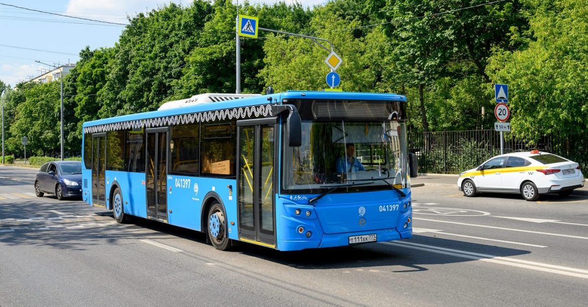 Автобус на дороге