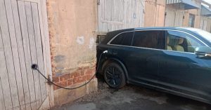 Москвич провел себе зарядку для электромобиля из советской хозпостройки