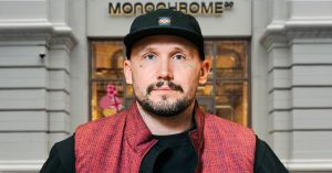 Гендиректор Monochrome извинился за комментарии бренда с критикой ограничений на время парада