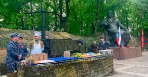 Жителей Патриарших вместо еды из ресторанов сегодня кормят солдатской кашей