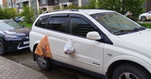 В Новой Москве жильцы ЖК мстят водителю мешками с мусором за неправильную парковку