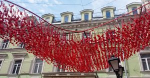 Никольскую улицу теперь украсили гвоздиками и красными лентами