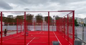 На Тверском бульваре установили ярко-красный корт для игры в пиклбол