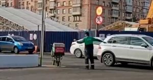 У «Академической» из-за сломавшегося светофора движение стал регулировать курьер
