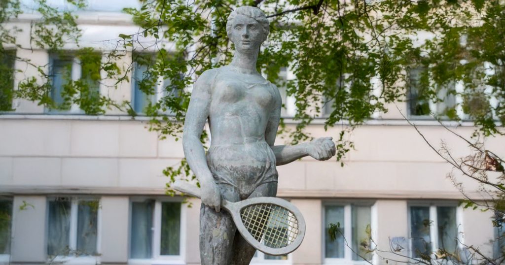 В Щукино наконец установили статую теннисистки, откопанную и восстановленную местными жителями