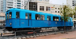 В Сокольниках перед входом в метро установили голубой ретровагон типа «Г»