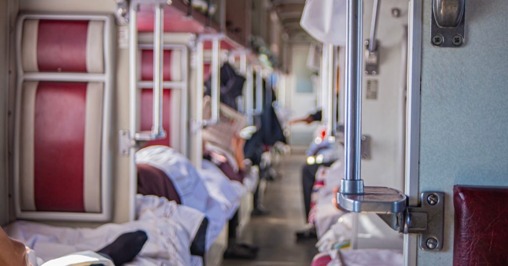 Внутри вагона поезда